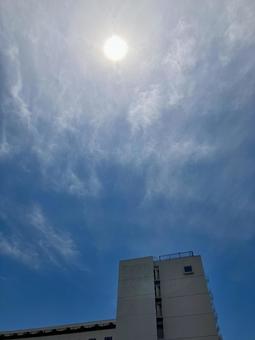 梅雨の晴れ間 梅雨の晴れ間 空,青空,太陽の写真素材