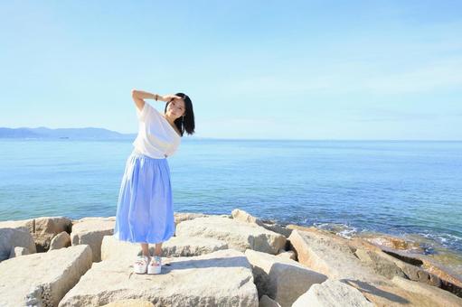 防波堤でカメラ目線で敬礼をする女性 防波堤でカメラ目線で敬礼をする女性 女性,海,夏の写真素材
