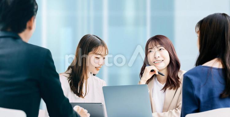 ミーティングをするビジネスマンの男女 女性,男女,男性の写真素材