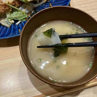 わかめとキャベツの味噌汁の写真
