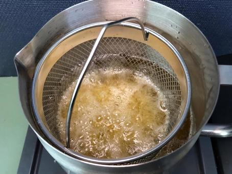 バスケットを使って肉団子を米油で揚げる バスケットを使って肉団子を米油で揚げる フライ,油,フライヤーの写真素材