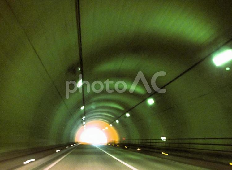 トンネルの中　照明が少ない部分 トンネル,道路,ストレートの写真素材