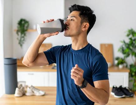 運動後の栄養補給をする男性 運動後の栄養補給をする男性の写真