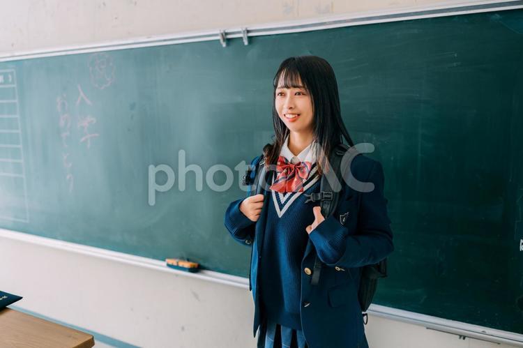 黒板の前で笑顔で話す転校生 女性,女子高,高校生の写真素材