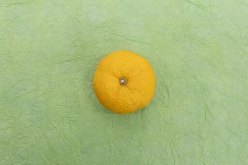 中央の柚子と黄緑和紙 柚子,柑橘類,果実の写真素材