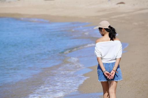 海を見ながら渚を歩く女性 海を見ながら渚を歩く女性 女性,海,夏の写真素材