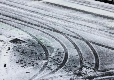 雪の上についたタイヤのあと 雪の上についたタイヤのあと 雪,冬,タイヤの写真素材