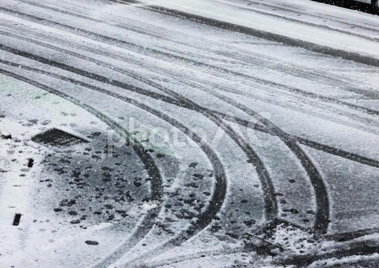 雪の上についたタイヤのあと 雪,冬,タイヤの写真素材