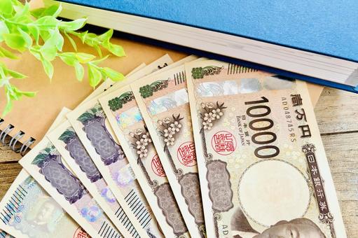 お金の知識を勉強するイメージ お金の知識を勉強するイメージ お金,資格,本の写真素材