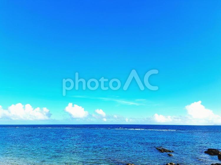 海と青空の背景 空模様,空,青空の写真素材