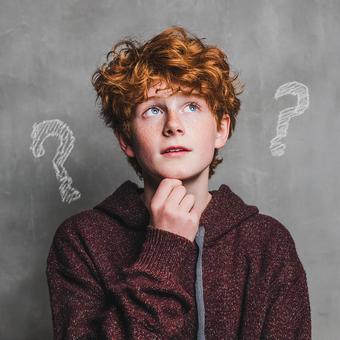 新しい発見、考える少年 新しい発見、考える少年の写真