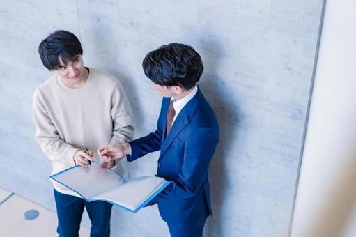 不動産見学をする男性 不動産見学をする男性 売り込み,デザイナーズ,ビジネスの写真素材