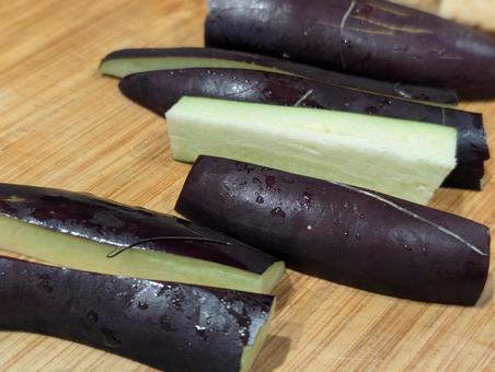 まな板のうえのナス まな板のうえのナス ナス,まな板,野菜の写真素材