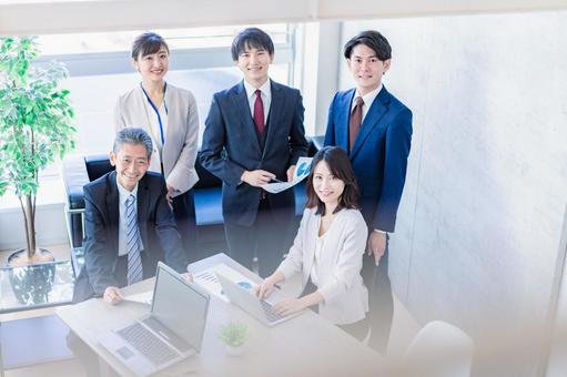 明るいオフィスで働くビジネスパーソン 明るいオフィスで働くビジネスパーソン 会社,職場,部下の写真素材