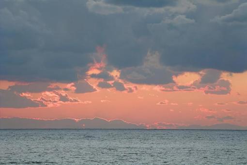 夕焼け雲と海の風景 夕焼け雲と海の風景の写真