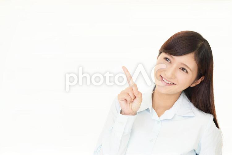 指示する笑顔の女性 女性,笑顔,幸福の写真素材