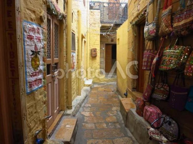 インド　ジャイサルメールの路地裏　23 路地裏,石畳,インドの写真素材