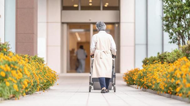 花壇と女性清掃員#07Aiの写真