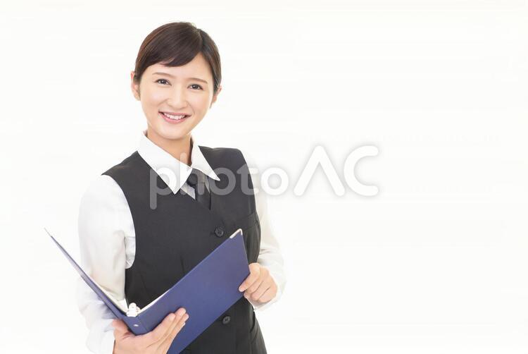 書類をチェックするビジネスウーマン 女性,ビジネスウーマン,女の写真素材