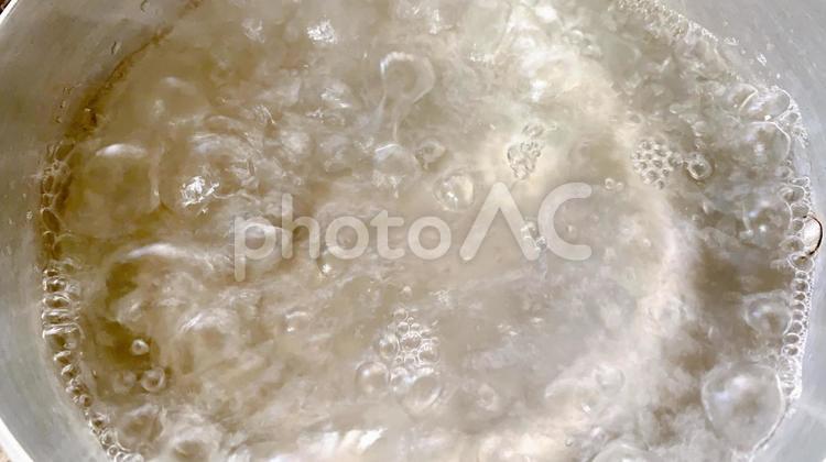 沸騰する鍋のお湯 沸騰,お湯,鍋の写真素材