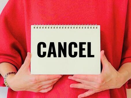 キャンセルと書かれたノートを持つ女性 キャンセル,中止,女性の写真素材