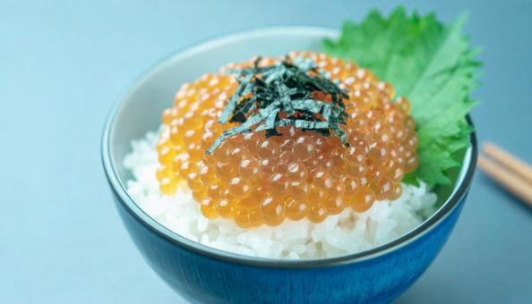 ご飯にイクラをたっぷりのせて食べる ご飯にイクラをたっぷりのせて食べるの写真