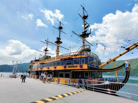 桃源台港の桟橋に停泊する箱根海賊船 桃源台港の桟橋に停泊する箱根海賊船 箱根海賊船,遊覧船,芦ノ湖の写真素材