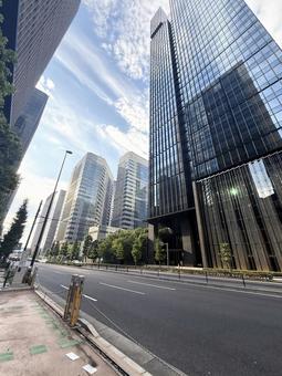 ビルの谷間と道路 ビルの谷間と道路の写真