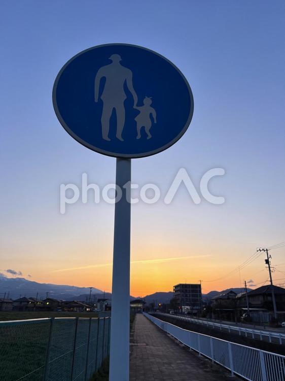 夕暮れと標識 夕暮れ,標識,街並みの写真素材