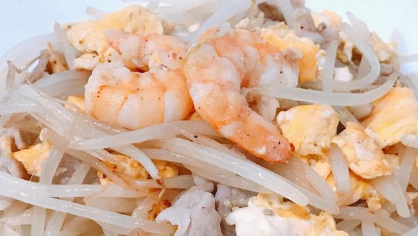 Photo, fried prawns with bean sprouts and egg, stir-fried seafood with bean sprouts, fried bean sprouts and eggs, 