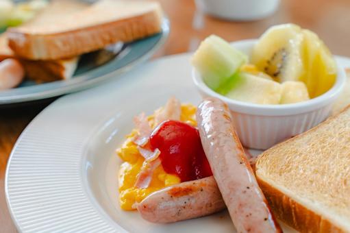 トーストと卵の洋朝食 トーストと卵の洋朝食の写真