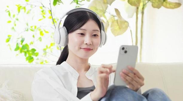 ワイヤレスヘッドフォンで音楽を聞く女性 ワイヤレスヘッドフォンで音楽を聞く女性 女性,ワイヤレス,聴くの写真素材