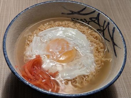 立冬前に自宅で食べた即席ラーメン インスタントラーメン,油揚げ麺,生卵トッピングの写真素材