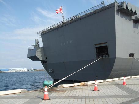 日章旗がはためく水上艦艇ひゅうがの船尾 日章旗がはためく水上艦艇ひゅうがの船尾の写真