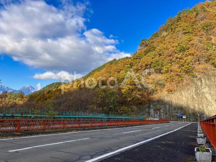 山梨県県道から見る紅葉と南アルプス遠景 紅葉,秋,秋景色の写真素材