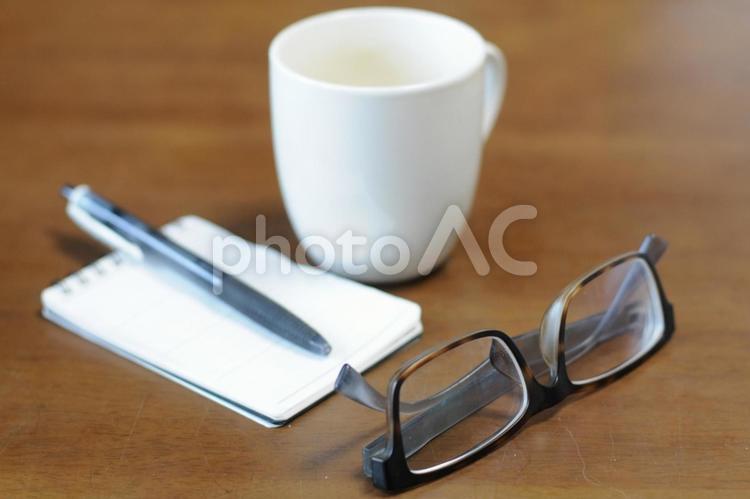 メガネとマグカップとメモa 生活,メモ,メガネの写真素材