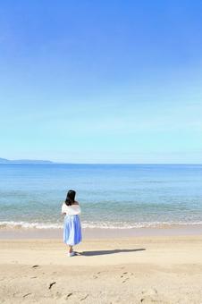 渚で海を眺める女性 女性,海,夏の写真素材