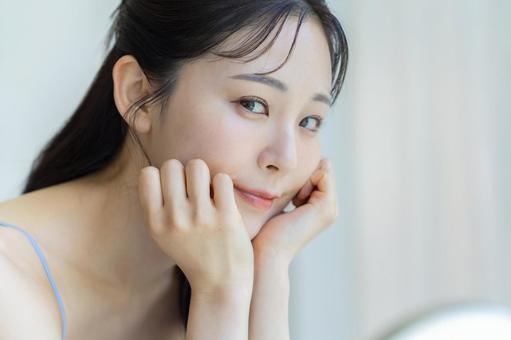 スキンケアをする女性 スキンケアをする女性 美容,ビューティー,女性の写真素材