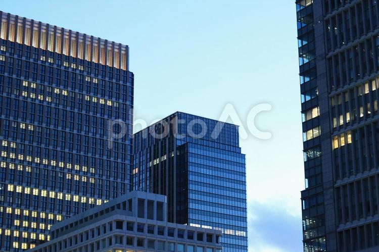 夕暮れのビル群 ビル,都会,街並みの写真素材