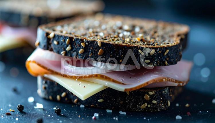 黒パンにチーズ、ハムを挟んだサンドイッチ 黒パン,サンドィッチ,玉ねぎの写真素材
