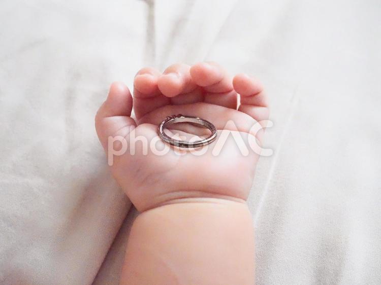結婚指輪と赤ちゃん 結婚指輪,婚約,妊娠の写真素材