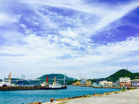 関門海峡に架かる関門大橋 港,船,漁船の写真素材