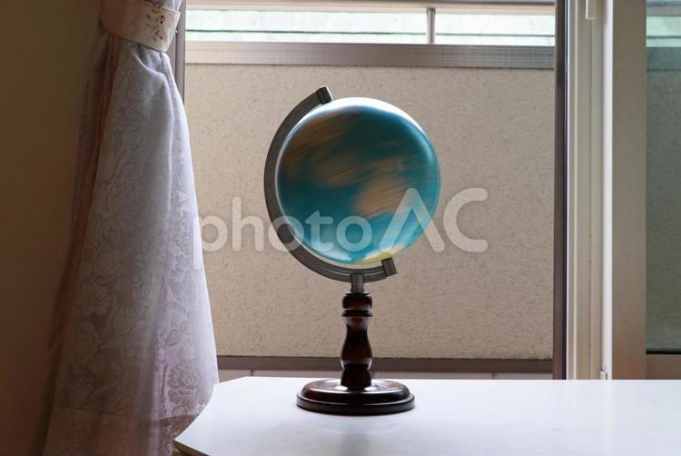 窓際の地球儀で昼と夜を再現 地球儀,窓際,太陽光の写真素材