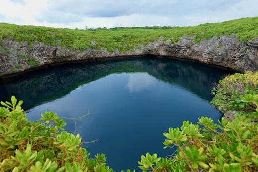 宮古島の下地島の通り池 宮古島の下地島の通り池 下地島の通り池,下地島,宮古島の写真素材
