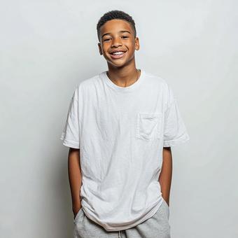 白いTシャツの明るい少年 白いTシャツの明るい少年の写真