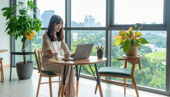 シェアオフィスで働く日本人女性の写真