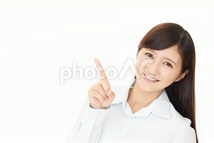 指示する笑顔の女性 女性,女,笑顔の写真素材