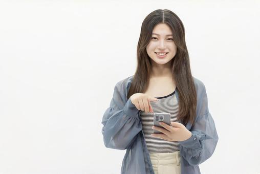 スマートフォンを使う若い女性 スマートフォンを使う若い女性 女性,スマホ,スマートフォンの写真素材