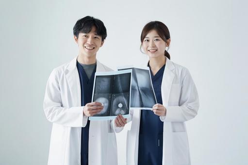 放射線技師の男女ペア写真 放射線技師の男女ペア写真の写真