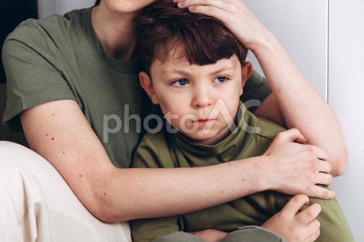 抱きしめられている男の子のアップ 男の子,母親,親子の写真素材